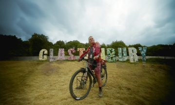 1 Nick at Glasto Sign Main Image