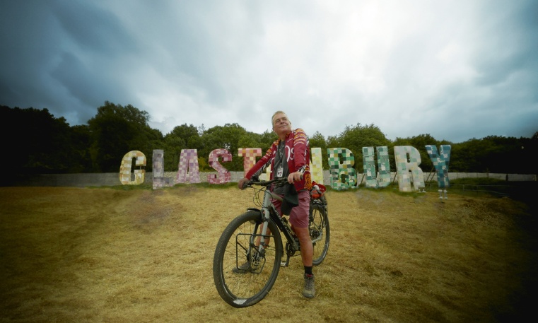 1 Nick at Glasto Sign Main Image